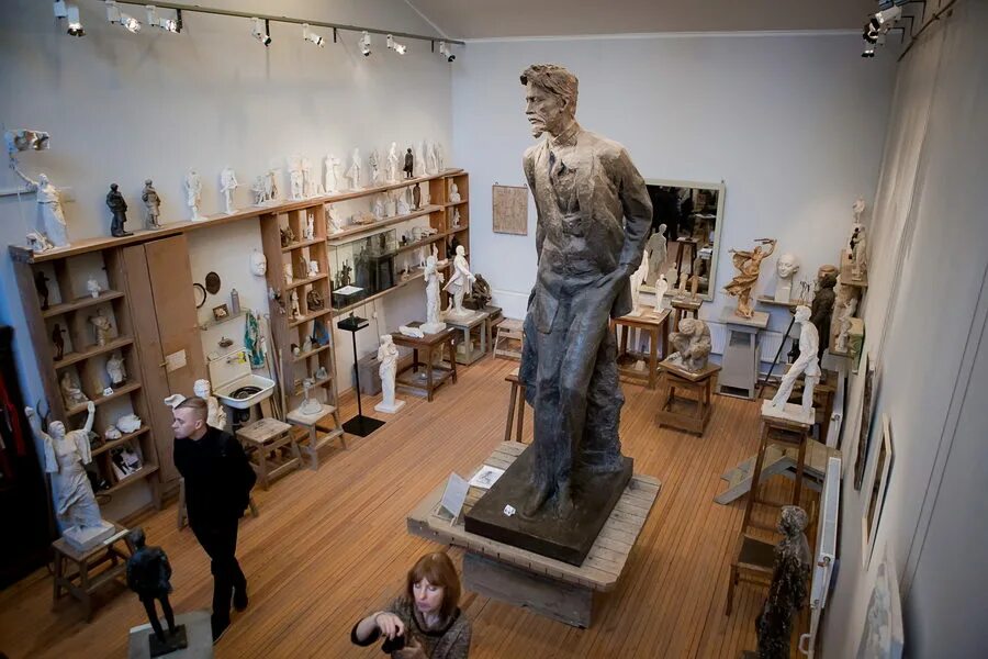 В мастерской было 67 м. Было 25 метров ткани. Реши задачу на пошивах 45 платьев израсходовали 40 м. В мастерской было 67 м. Михаил cатков художник.