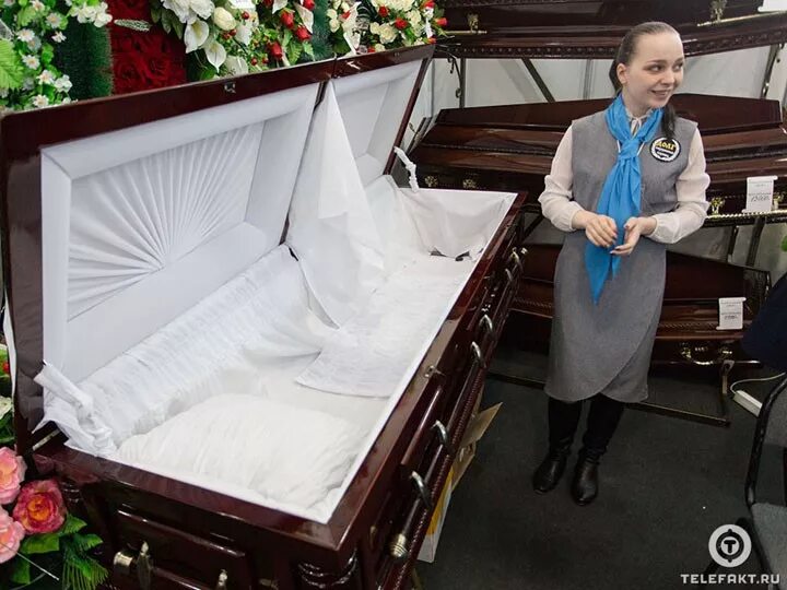сотрудники ритуальных услуг. работник похоронного бюро. фото марадоны в похоронном агентстве. селфи с марадоной в гробу. работники похоронного бюро.