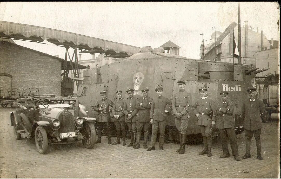 Немецкий танк 7. A7v танк экипаж. Sturmpanzerwagen a7v танк. Немецкий танкист первой мировой. Фрайкор с танком.