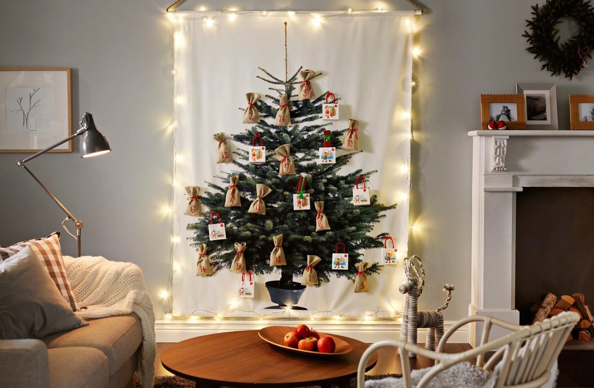 Новогодний интерьер. Эркер в доме с елкой. Ёлка новогодняя живая украшенная интерьер. Новогодний интерьер. Елка и компаньоны.