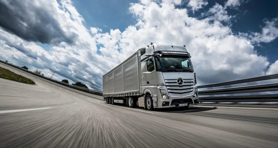 красная фура. грузовая компания. автопарк телс карго. компания траско. самые хорошие транспортные компании.