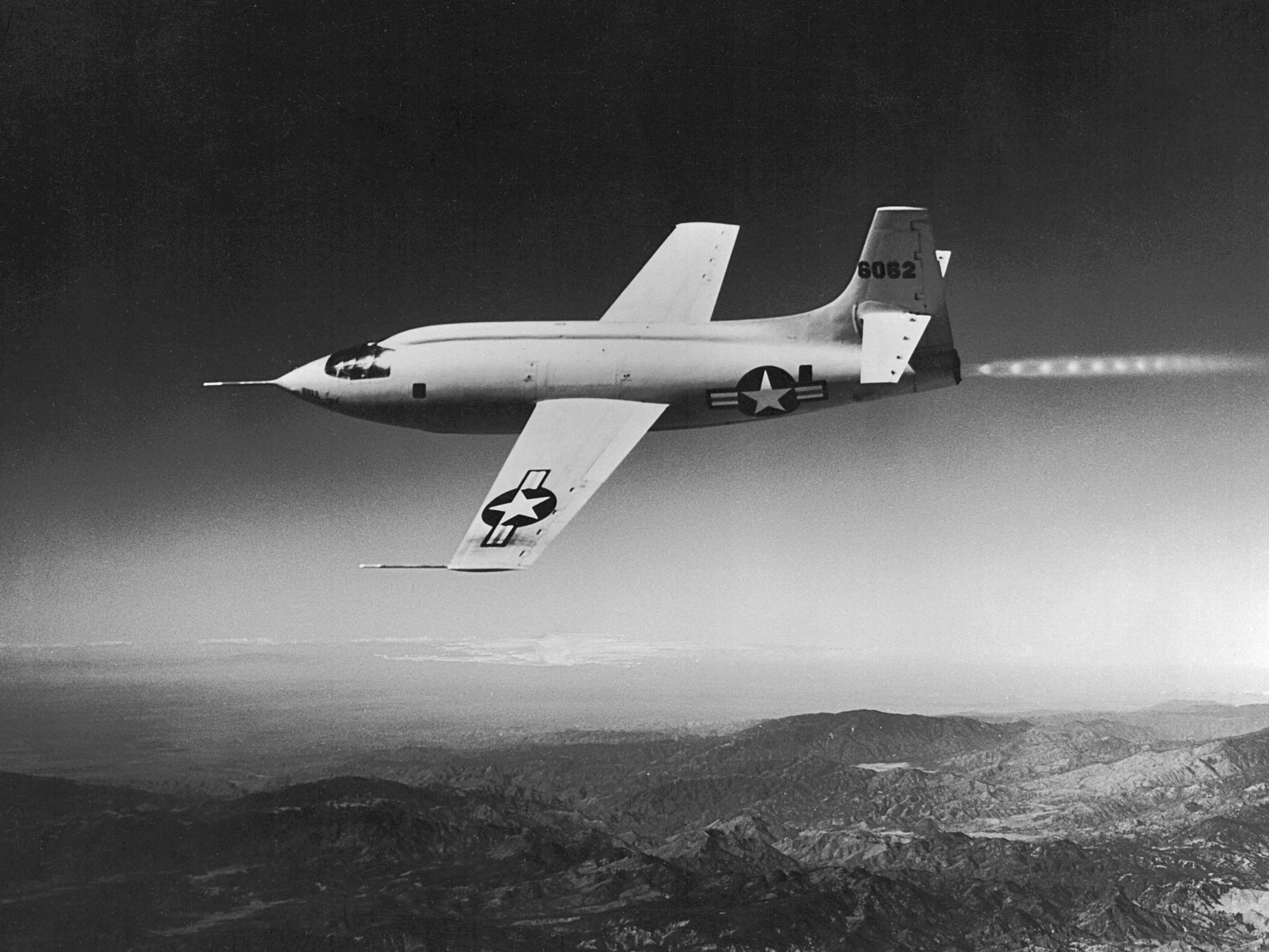 Б1 лансер бомбардировщик. Истребитель bell p-59 airacomet. Rockwell b-1 lancer бомбардировщик. Первый американский самолет. Первый американский самолет.