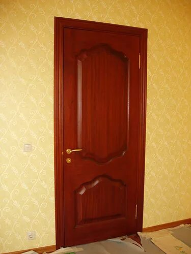 Двери цвета красного дерева. Двери межкомнатные цвет махагон. Межкомнатные двери красное дерево. Красное дерево цвет двери.