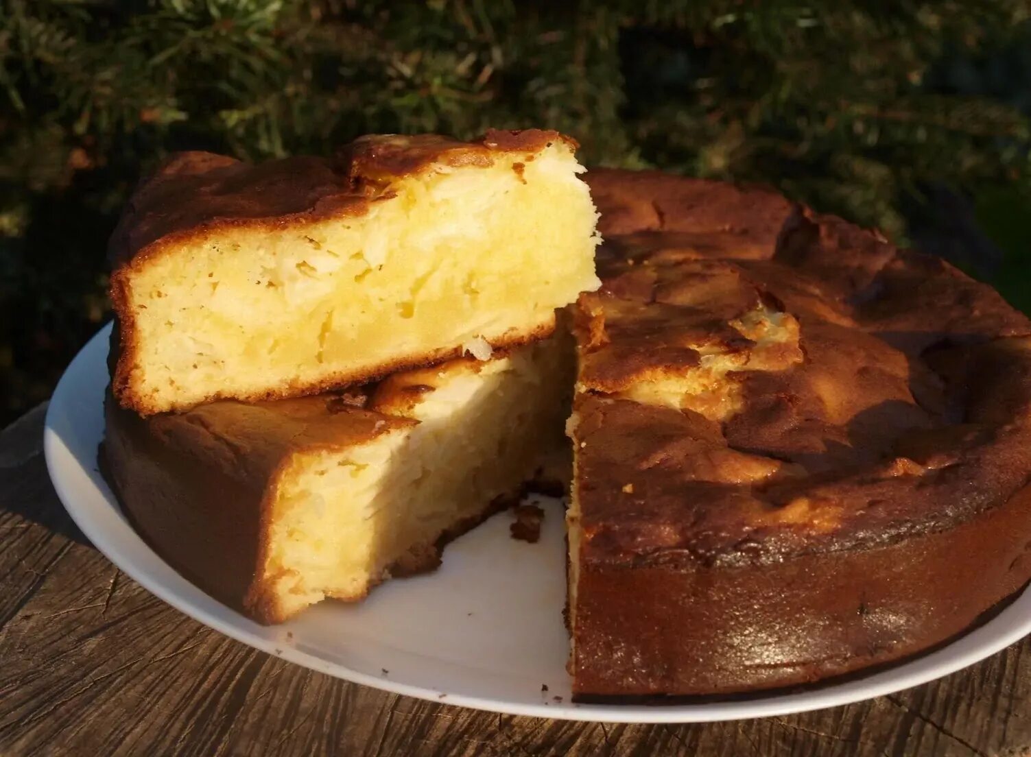 Пирог с яблоками и сгущенкой. Яблочный пирог со сгущенкой. Яблочный грог со сливочным маслом. Пирог на сгущенном молоке с яблоками. Рецепты пирога со сгущенкой простые