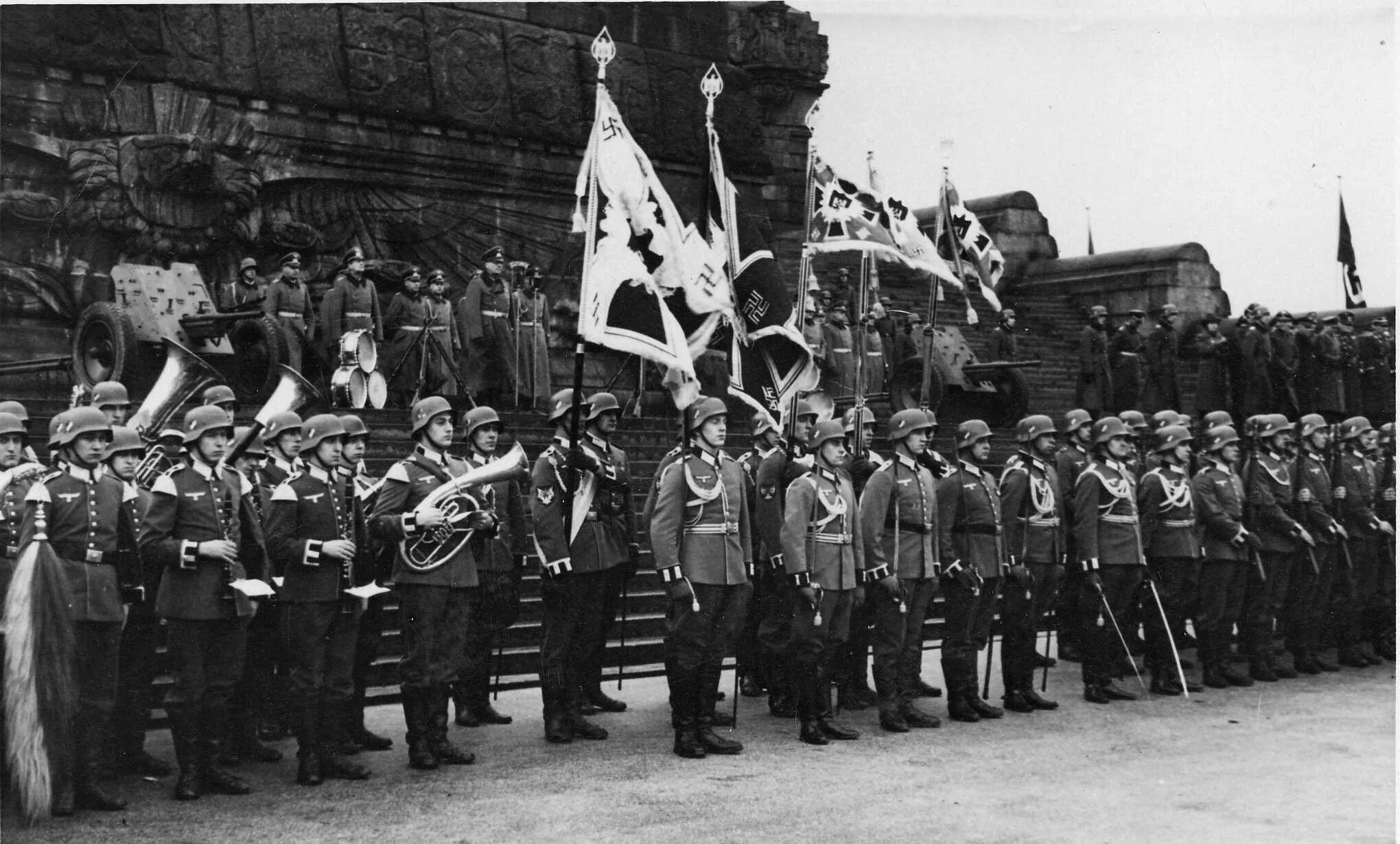 Парад немецких войск. Марширующие солдаты третьего рейха. Немецкий парад.