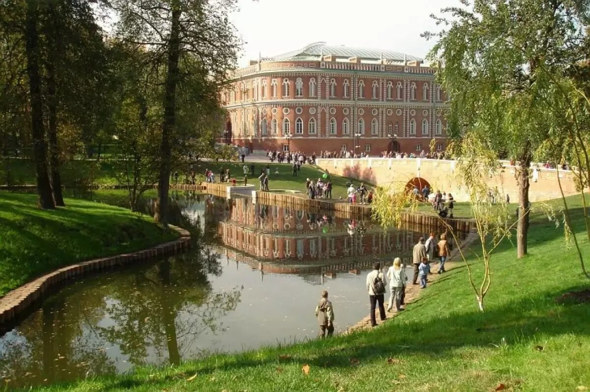 Жить в царицыно. Царицыно (дворцово-парковый ансамбль). Парк Царицыно в Москве пруд. Парк Царицыно островок. Царицыно дворец Екатерине II.