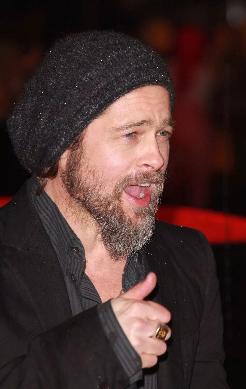 Брэд Питт эспаньолка. Brad Pitt Beard. Брэд Питт с бородой. Брэд Питт бородатый.