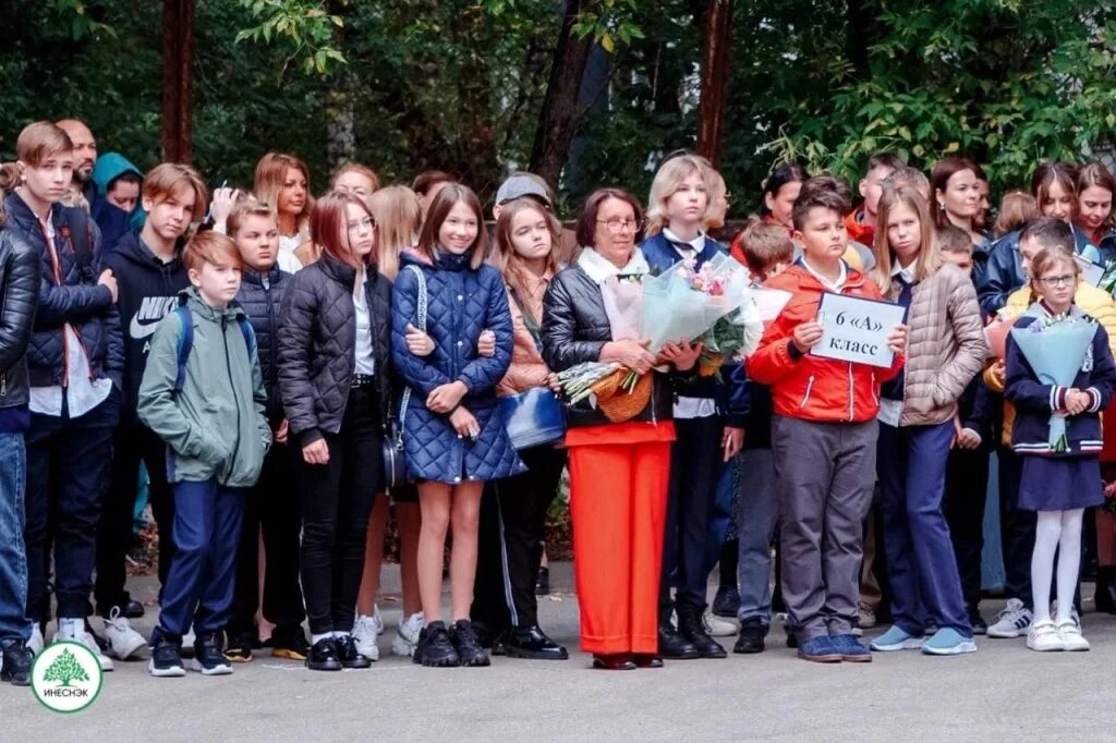 Частная школа шушань. 1 Сентября в частной школе. Частные школы. Школьники осенью. Школа ИНЕСНЭК.