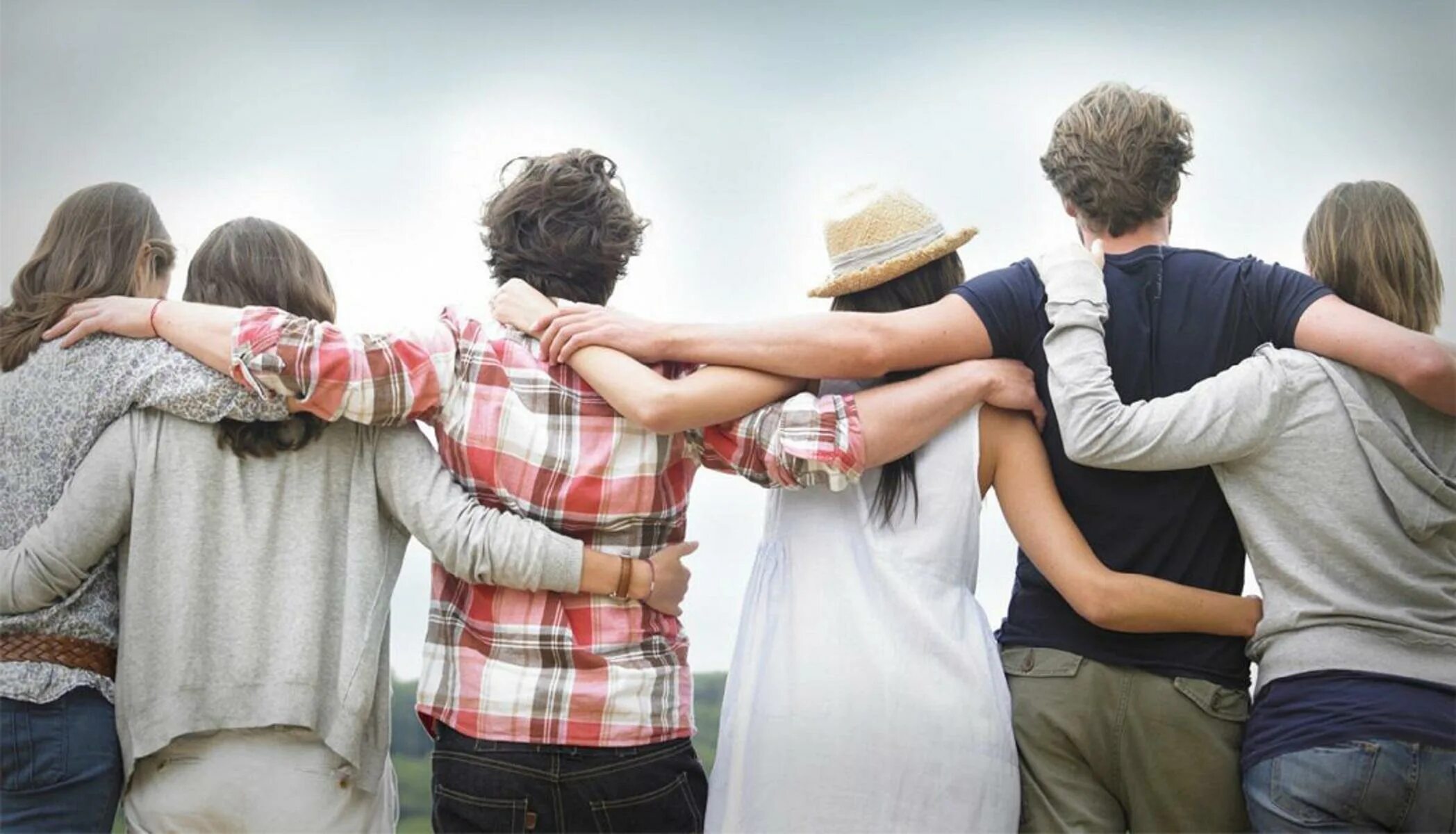 Your true friend. Друзья обнимаются. Друзья и встречи. Люди обнимаются. Несколько человек обнимаются.