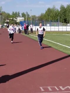 На школьном стадионе соревновались 30 бегунов