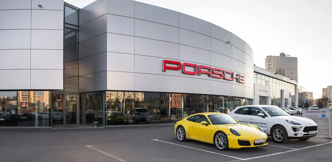 Иномарки новые казани. Porsche центр Казань. Порше центр Москва на Ленинградском шоссе. Автосалон Порше Казань. Дилерский центр Porsche.