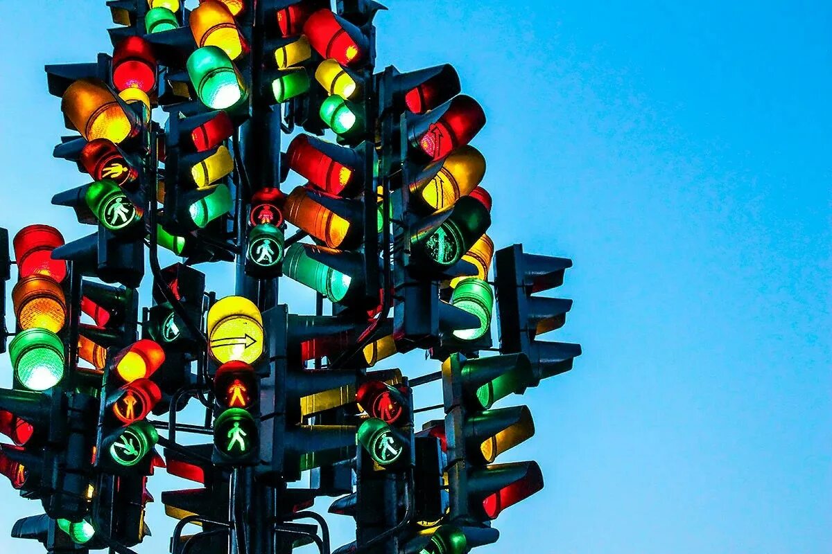Как выглядит светофор. Светофорное дерево в лондоне. traffic light tree лондон. необычные светофоры. современный светофор.