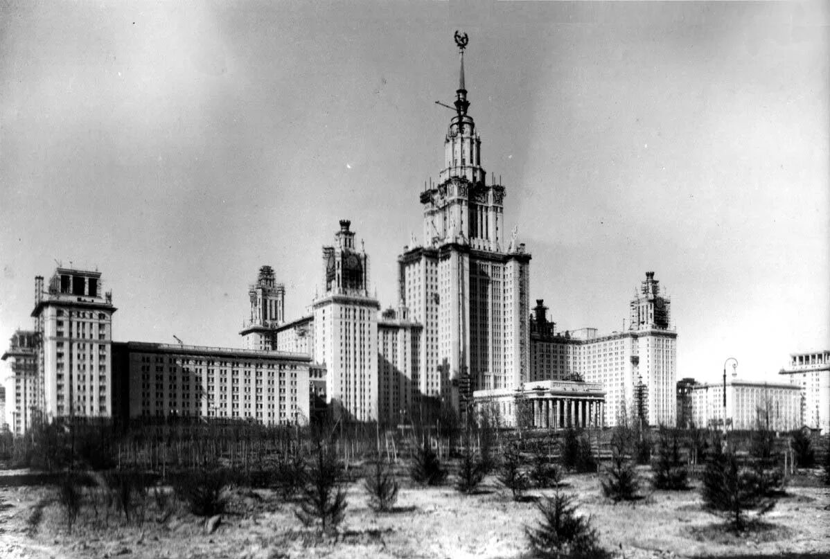 Мгу 1990. Сталинские высотки в Москве МГУ. Здание МГУ сталинская высотка. Сталинские высотки МГУ 1950. МГУ сталинская высотка год постройки.