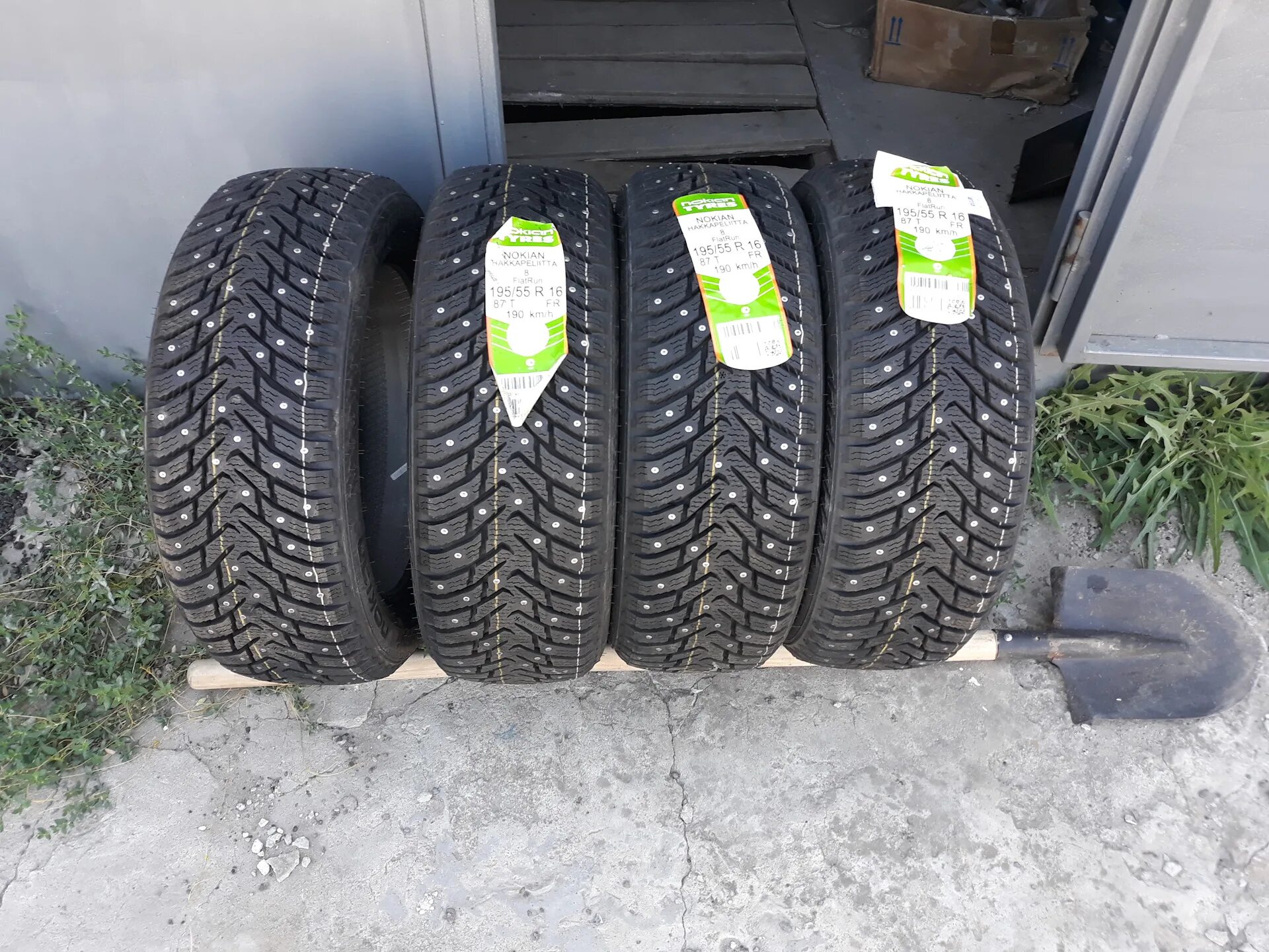 Купить нокиан хакапелита 16. Nokian Tyres Hakkapeliitta 9. Hakkapeliitta 8 195/55 r16. Hakkapeliitta 195 55 r16. Nokian Tyres Hakkapeliitta 8.