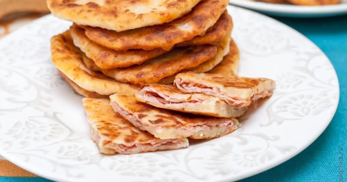 Лепешки с сыром быстро и вкусно. Сырные лепёшки с ветчиной. лепешка с ветчиной и сыром. сырные лепешки с начинкой. сырные лепёшки на кефире.