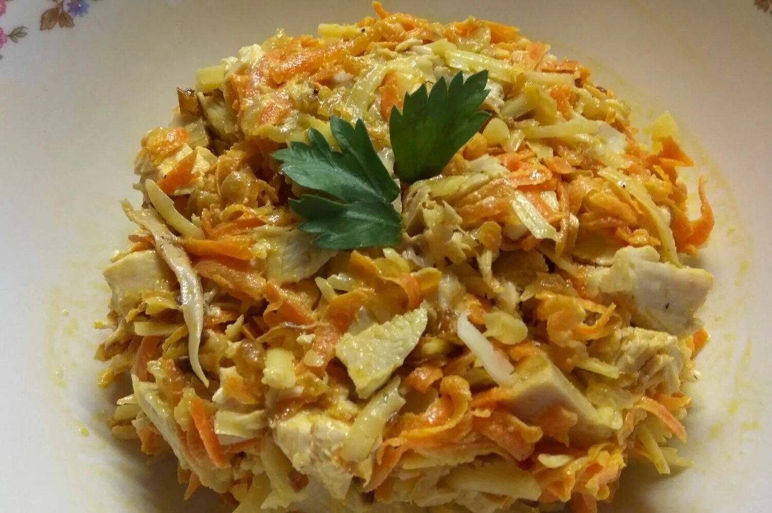 Салат курица яйцо морковка. Обжорка с корейской морковкой и курицей. Салат Рыжик с корейской морковью и грибами. Салат Обжорка с корейской морковью. Салат Обжорка с курицей и корейской.