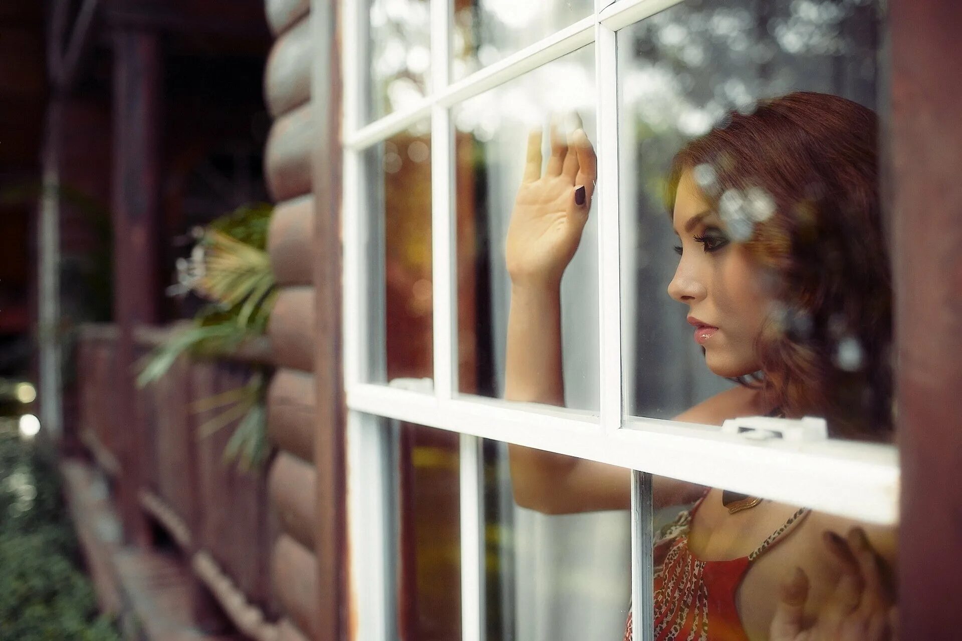 Девушка у окна. Женщина в окне. Фотосессия у окна. Девушка ждет.