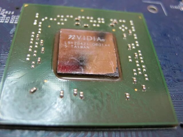 Отвал видеочипа ноутбука. Прогар vrm видеокарты. Видеочип видеокарты. Сгоревший чип видеокарты. Сгоревшая видеокарта.