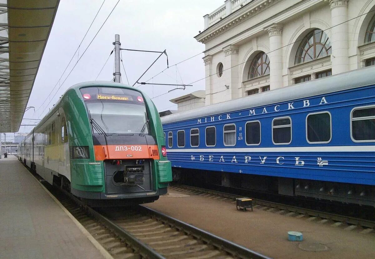 Поезд минск лунинец. Белорусская железная дорога Минск-Москва. Поезд Беларусь. Поезд Минск. Поезд Москва Минск.