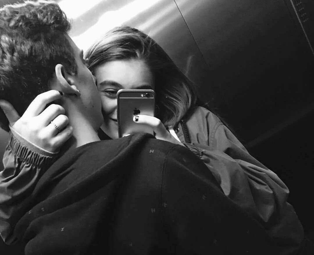 Девушка и парень с фотоаппаратом. Камеры пар. Девушки камеры пары. Девушки камеры пары. Молодая пара на вебкаме.