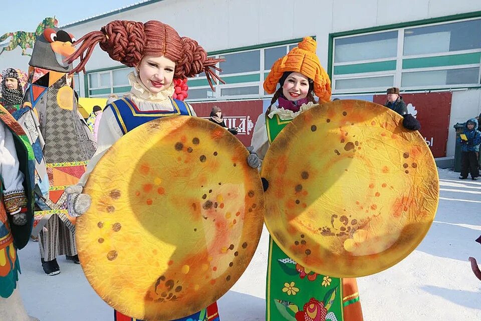 Девушка с блинами на масленицу. Украшения на масленицу. Игра на масленицу блины. Соревнования на масленицу. Костюм блина на масленицу.