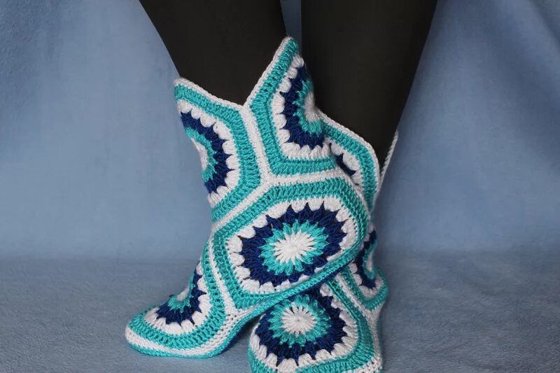 вязаные сапожки крючком шестиугольником. вязаные тапочки крючком из мотивов. тапочки из шестиугольников. сапожки из шестиугольников. вязаные тапочки сапожки.