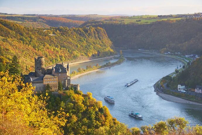 Рейн протекает через. Река Рейн в Лихтенштейне. Долина Рейна Лихтенштейн. Река Рейн в Германии. Река Рейн в Австрии.