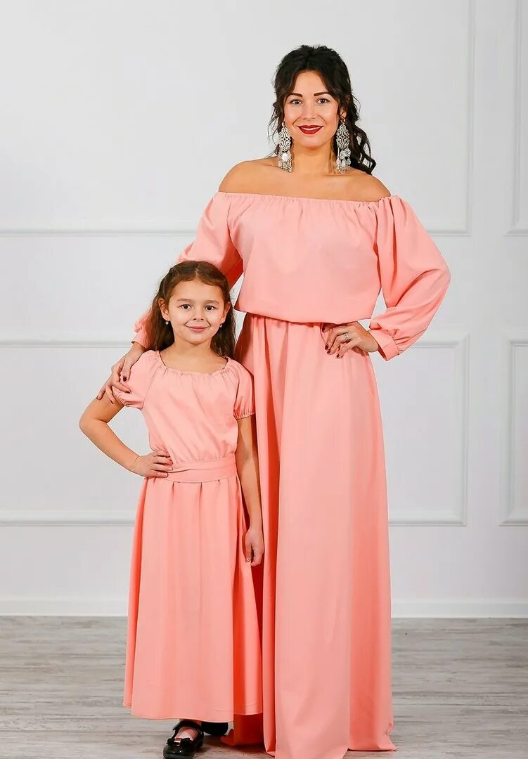 Одинаковые платья для мамы. Платье для мамы. Вечерние платья для мамы и Дочки. Мама и дочка с платьем. Платья мама дочь.