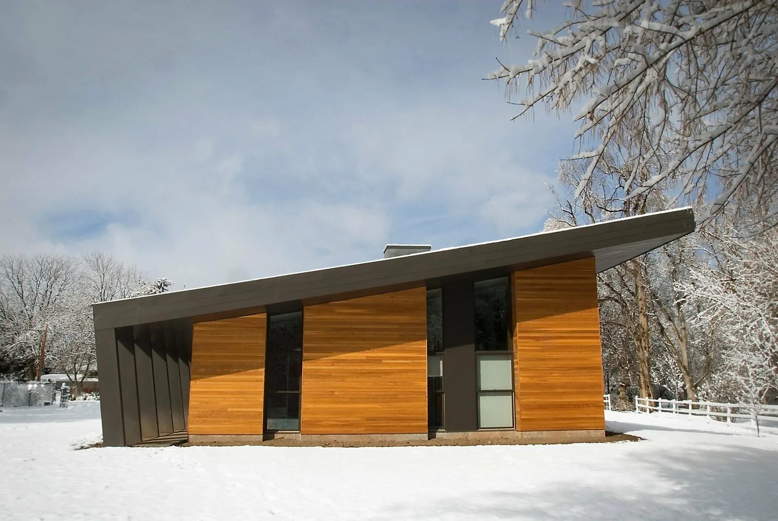 Tiny house с односкатной крышей. Небольшая односкатная крыша. Tiny house с односкатной крышей. Флэт хаус с односкатной крышей. Небольшая односкатная крыша.