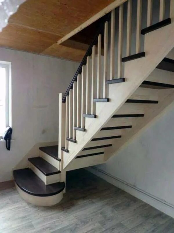 90 ступеней. Лестница на второй этаж 90 градусов с забежными ступенями. Лестница на 2 этаж с поворотом на 90 и забежными ступенями. Лестница с поворотными ступенями на 90 своими руками. Поворотная лестница с забежными ступенями на 90 градусов.