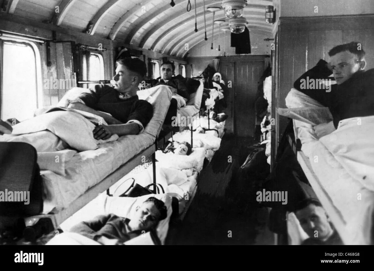 Поезд госпиталь. Санитарный вагон. Санитарные вагоны в войну. Санитарный поезд. Санитарный поезд второй мировой войны.