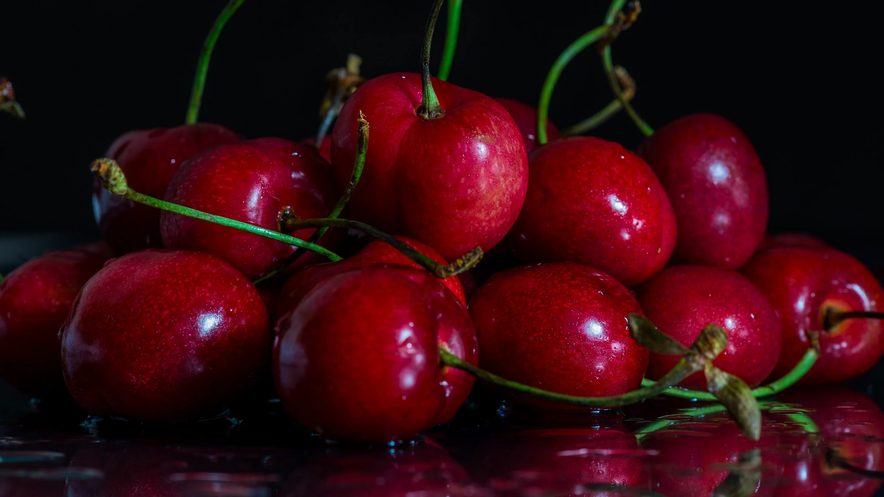 Черешня в воде. Черешня гигант ред. черри вишня. вишня &quot;red cherry&quot;.