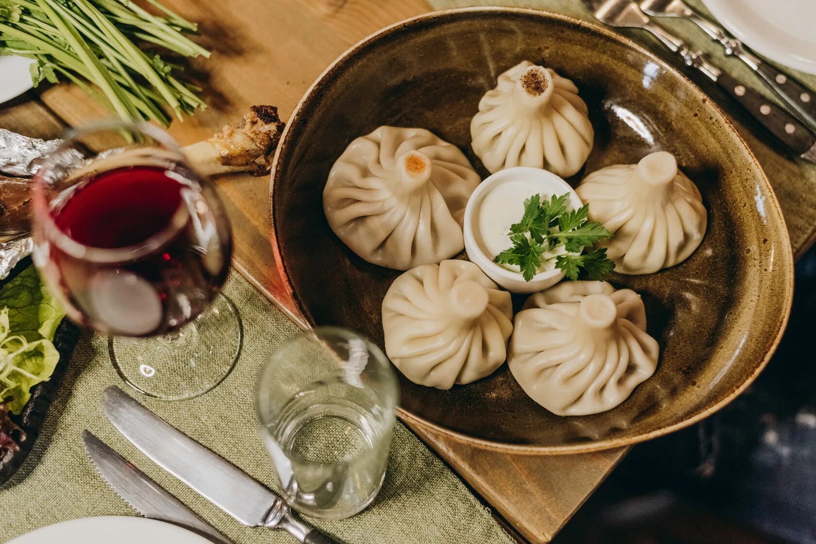 Хинкали на комендантском. Грузинская кухня хинкали. Хинкали в Тбилиси. Хинкали в ресторане Тбилиси. Пасанаури хинкали.