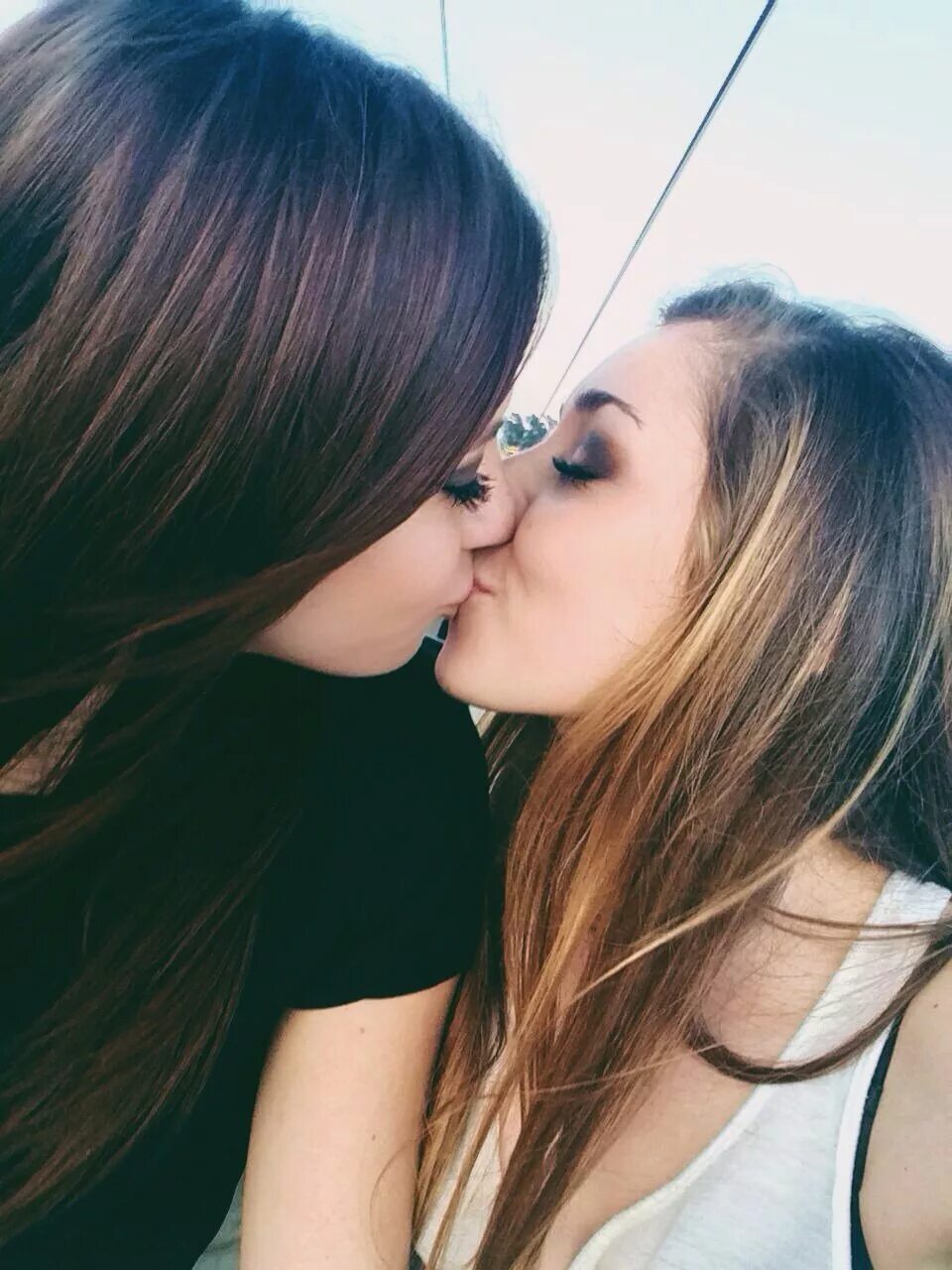 Красивые девушки лизбиянки. Девушки целуются. Самые красивые девочки лесби. Несовершеннолетние лесби. Gold lesbian