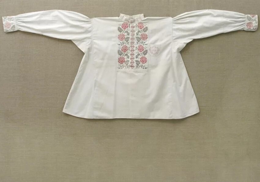 Рубашка 20 века. Рубашка на завязках. Конец рубашки. Стопка мужских рубашек. Конец рубашки.