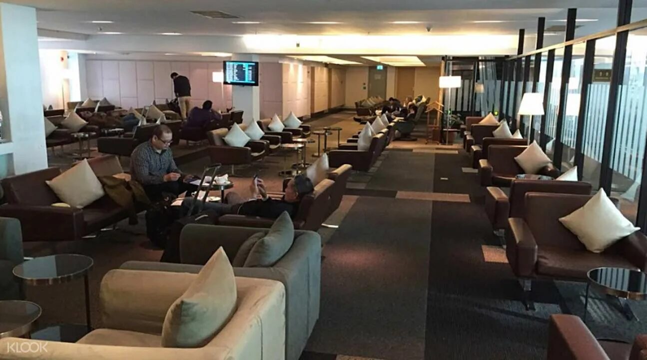 Бизнес залы аэропорта бангкок. Miracle Business class Lounge BKK Airport. Шарджа Business class Lounge. Бизнес зал в Бангкоке в аэропорту. Зал ожидания бизнес класса Дубай.