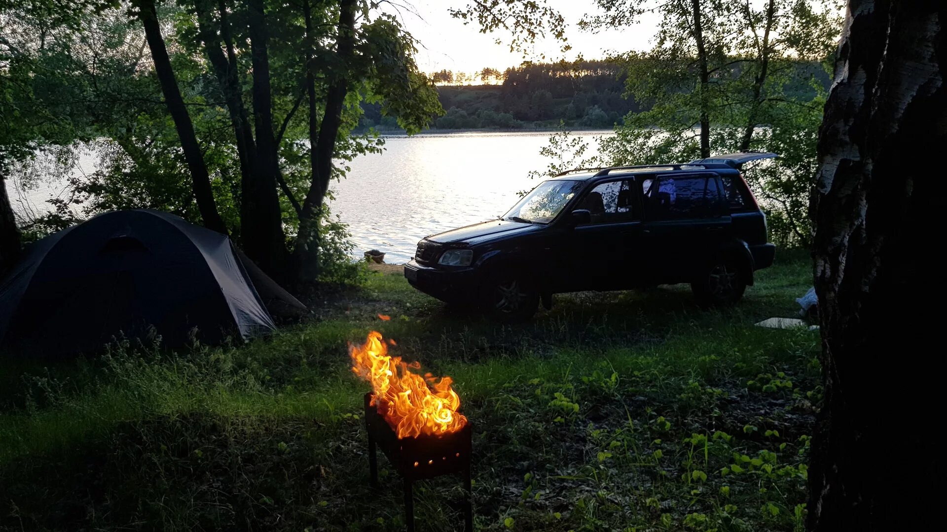 Шашлыки на природе. Шашлык на природе у озера. Пикник шашлык на природе. Палатка у реки. Машина пикник