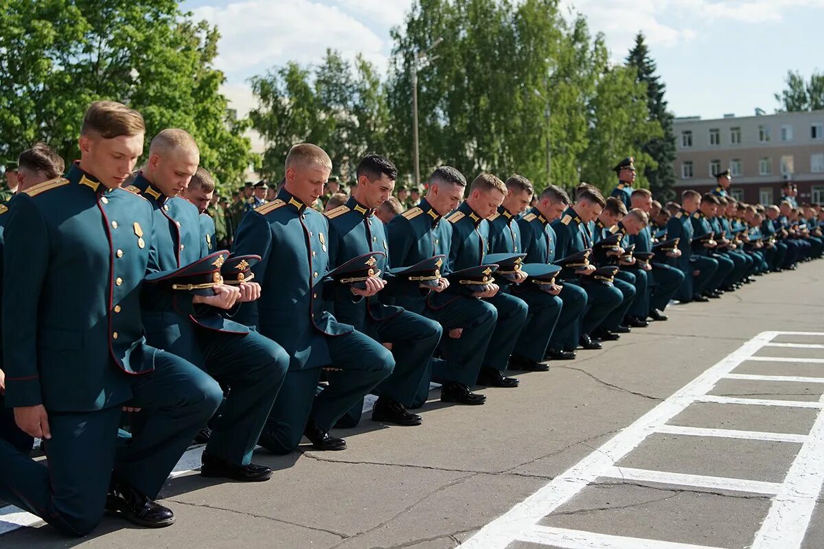 Офицеры военной академии. Училище РВСН имени Петра Великого. РВСН Петра Великого Балашиха. Академия имени Петра Великого курсанты. Военная Академия РВСН им Петра Великого Балашиха.