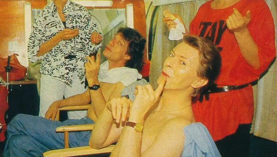 Мик джаггер и дэвид боуи. Боуи и джаггер. david bowie and mick jagger. мик джагери дэвид боуи. мик джаггер 1985.