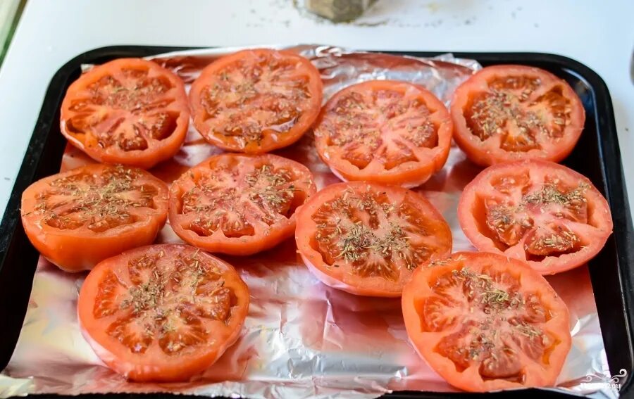 Помидоры в духовке. Печеные помидоры в духовке. Запечь помидор в фольге. Круглые помидоры запеченные в духовке.