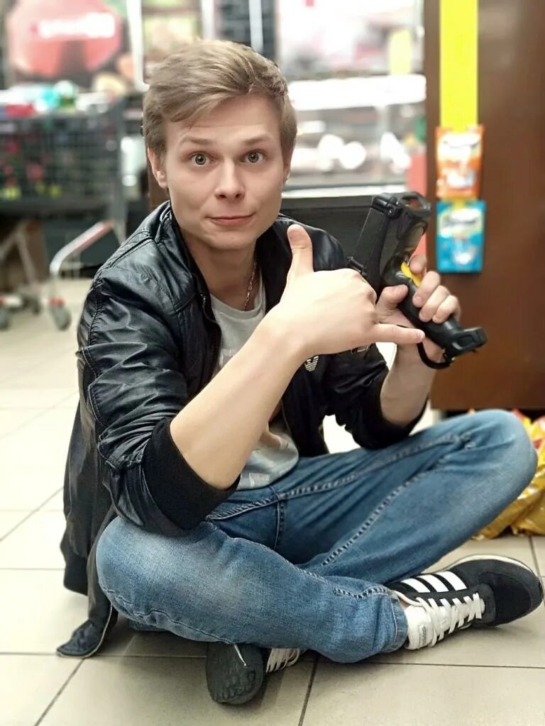 Коля спиридонов ликвидация. Николай спиридонов итальянец. Ликвидация сериал мишка карась актер. Николай спиридонов итальянец. Мишка карась из ликвидации актер.