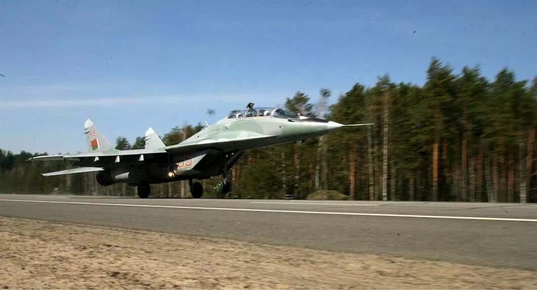 Беларусь посадка. Миг-29 аэродромный. миг 29 посадка. су-27 посадка на аэродромный участок дороги.