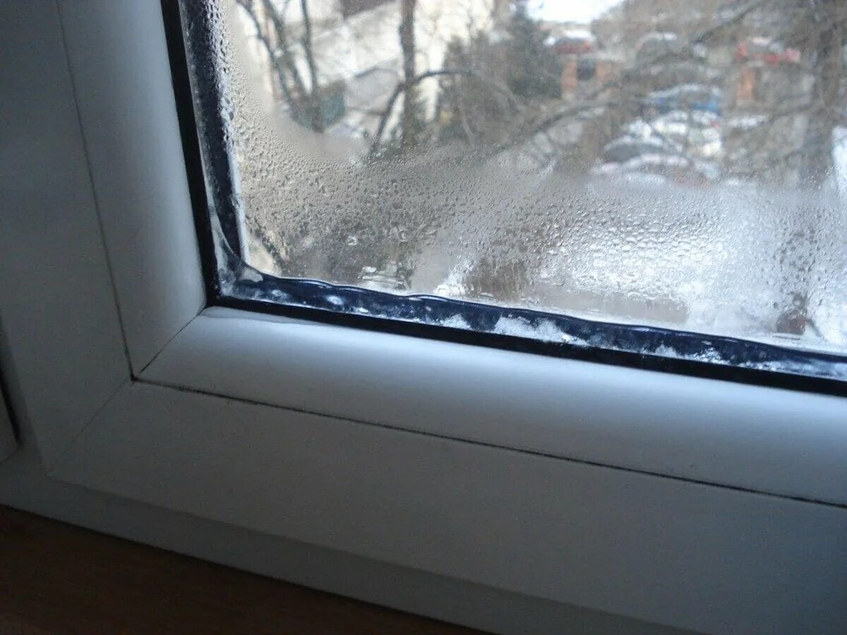 Что сделать чтобы не потели окна. Промерзают пластиковые окна. конденсат на пластиковых окнах. запотевают пластиковые окна. окно пластиковое внутри стеклопакета.