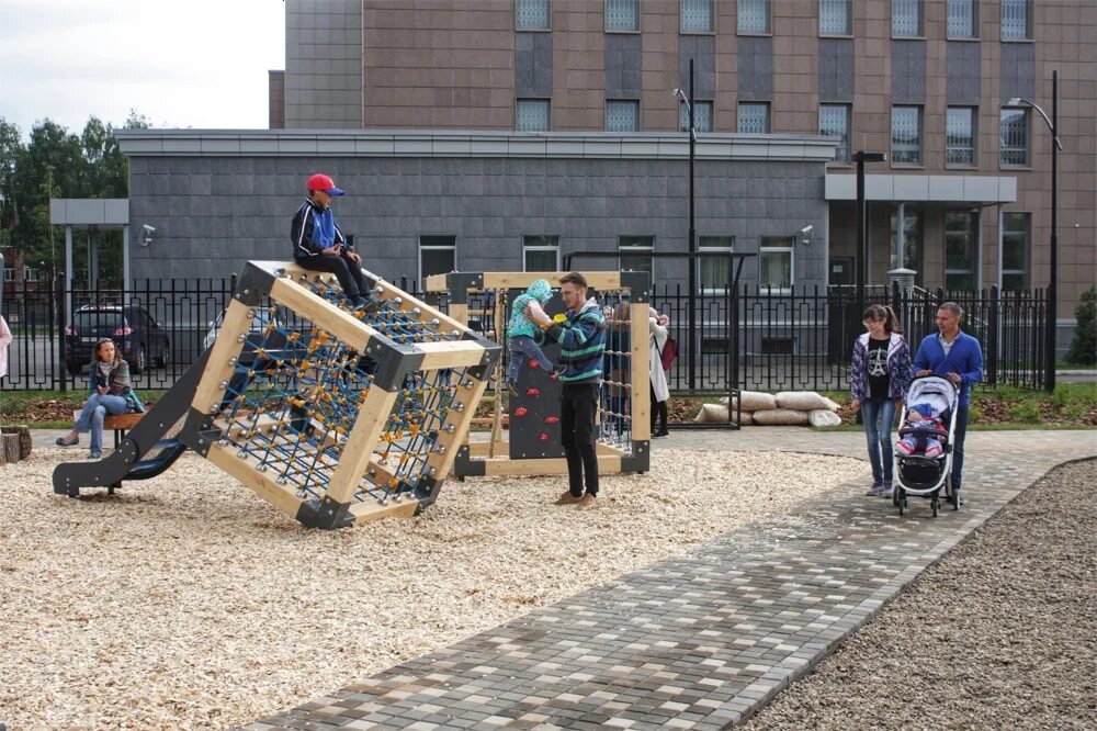 Парк сквер ижевск. Центральная площадь ижевск 2021 лето. Открытый сквер ижевск. Благоустройство ижевск. Парк дерябина ижевск.