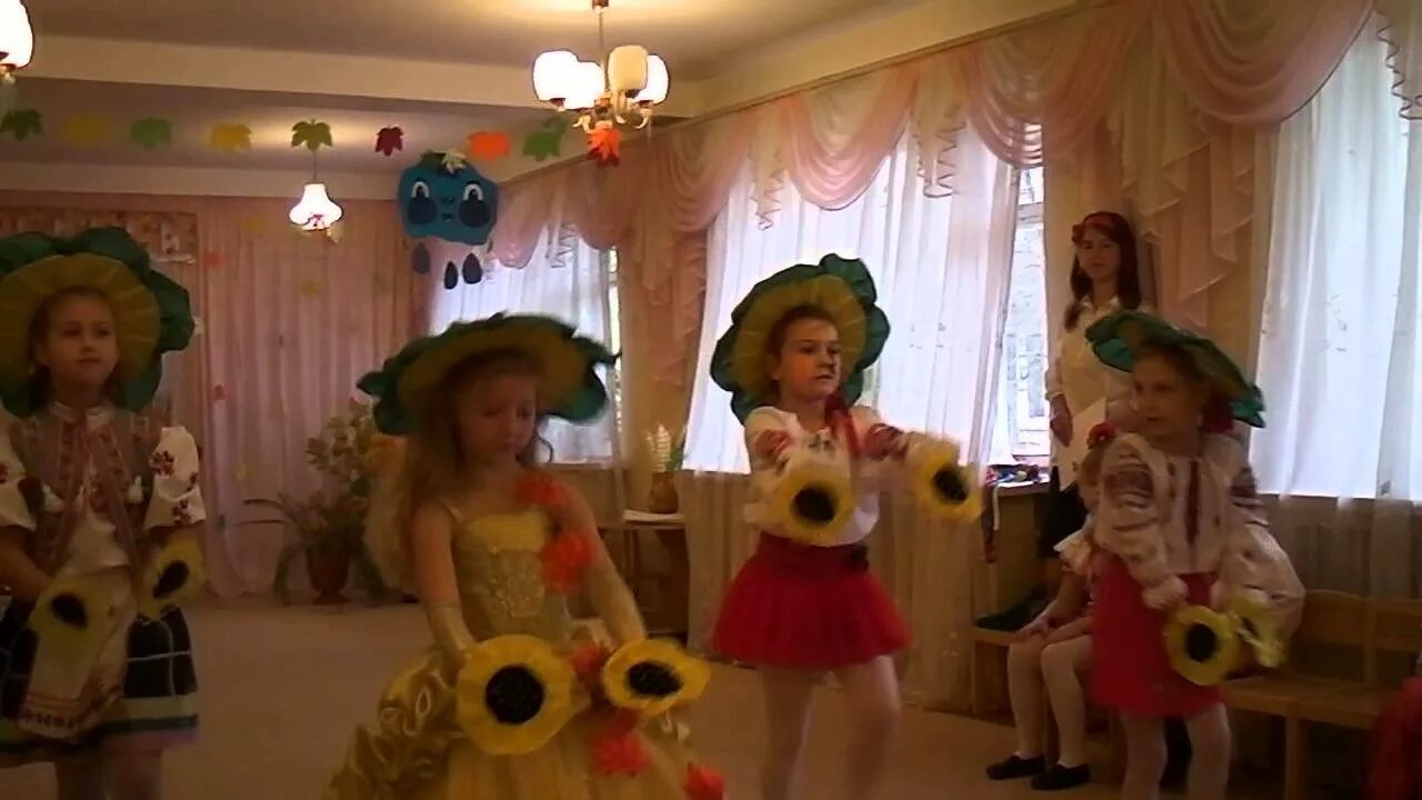 Танцы в подсолнухах дети. Танец подсолнушек видео. Танец подсолнушки в детском саду в средней группе. Танец подсолнушек видео. Танец подсолнушки в детском саду.