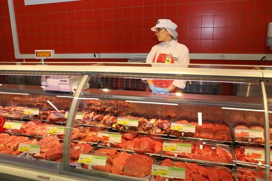 Мясо на прилавке. Мясной отдел в магазине. Продавца в мясной отдел в омске. Мясной бизнес. Мясной отдел.