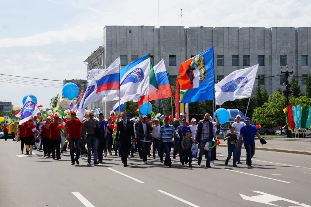 Дном хабаровск. День города Хабаровск. Шествие на день города Хабаровск. С праздником хабаровчане. Хабаровск день города шествие предприятий.