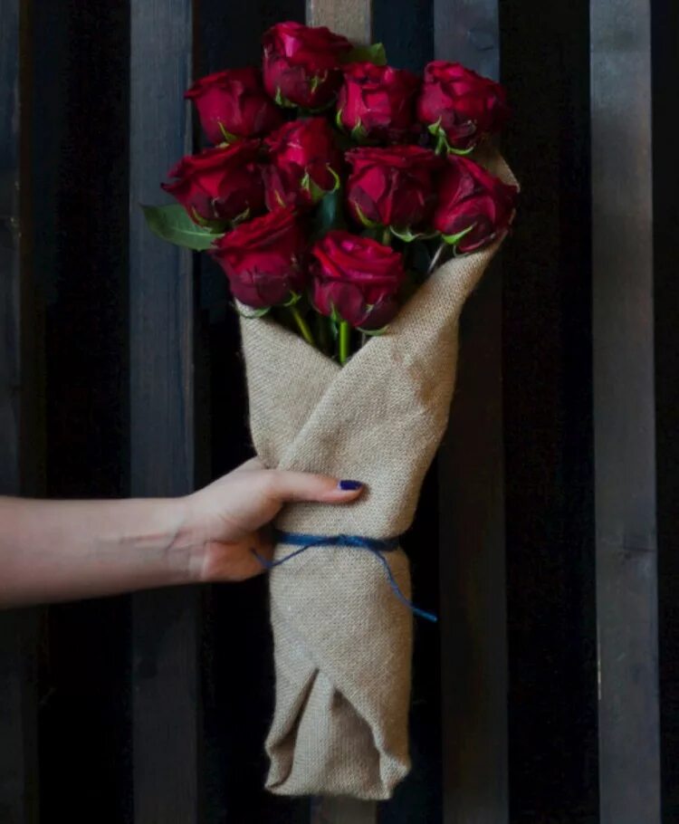 Ли 9 красный. Розы в мешковине букет. 9 Роз. 9 Роз букет в руках. Розочки на подарок девушке.