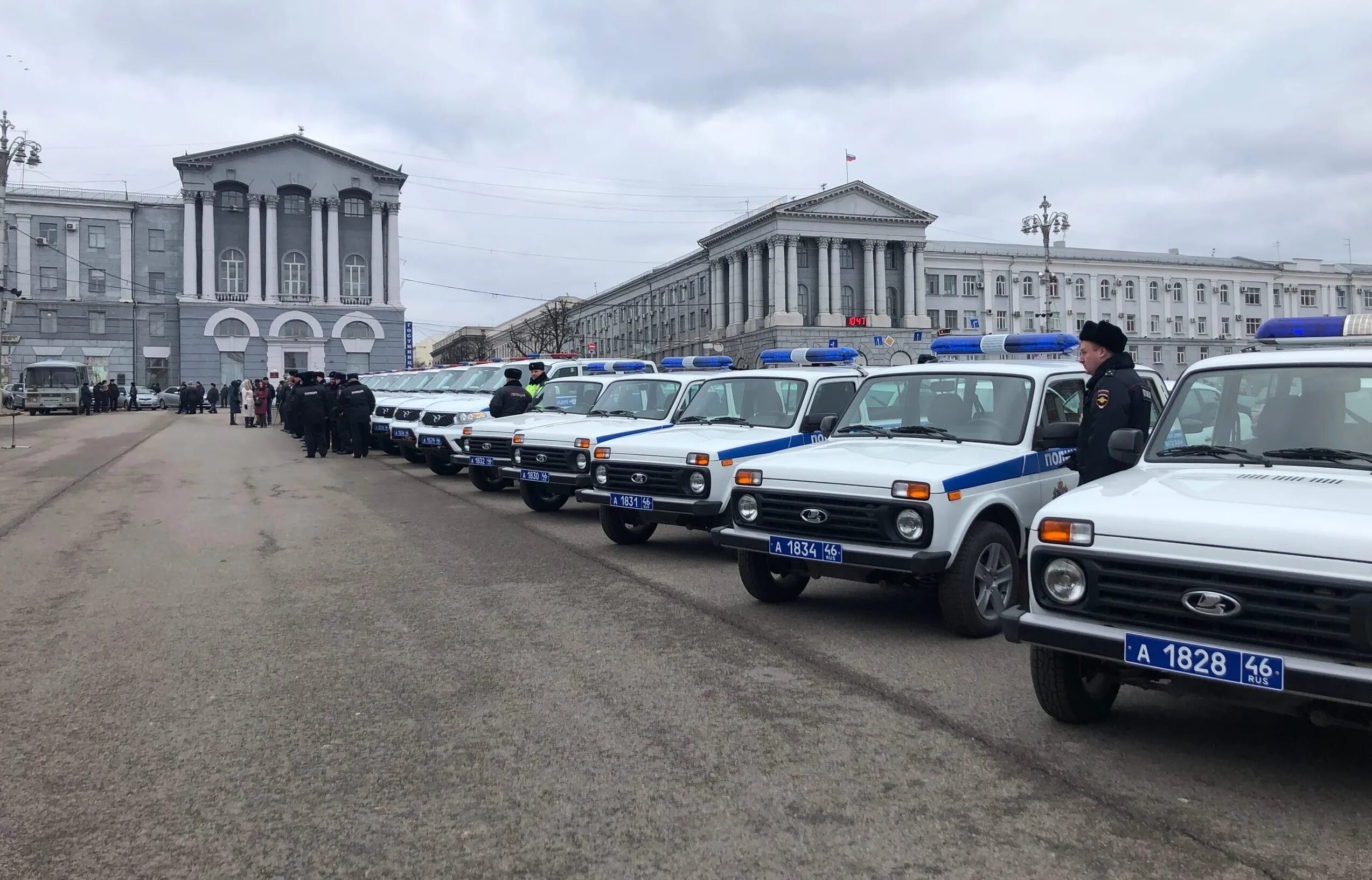 Сайты курска авто. Полицейские авто Курск. Списанные полицейские автомобили. Полицейский автомобиль на красной площади. Полиция Курск.