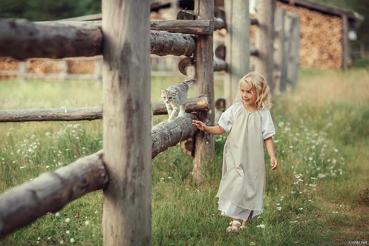 Девочка жили в деревне. Фотосессия в сельском стиле. Счастливые дети в деревне. Малыши. В деревне. Фотосессия малыша в деревне.